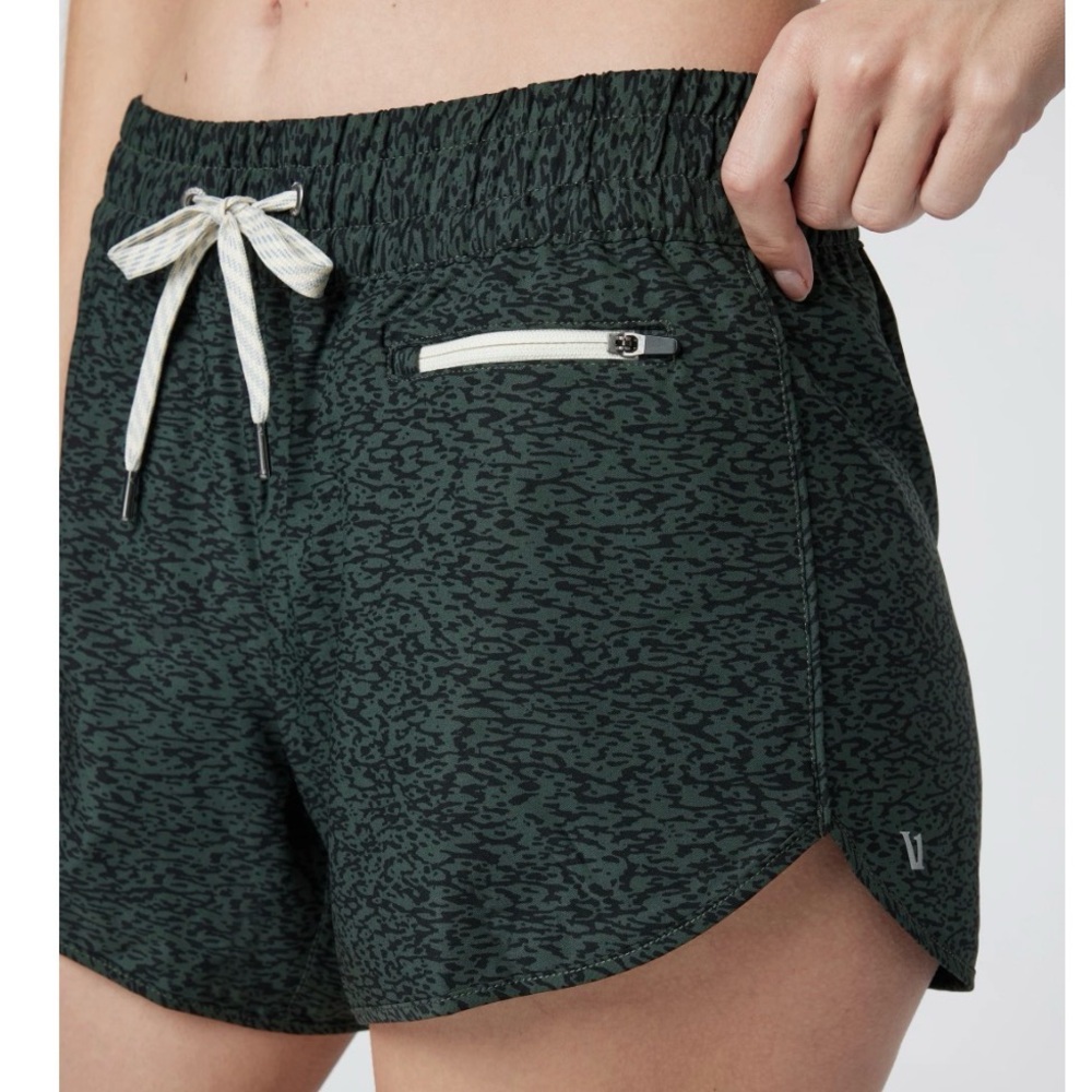 Vuori Clementine 4” Patterned Athletic Shorts